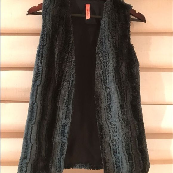 Eight Sixty Black and Blue Faux Fur Vest Small - Picture 1 of 4